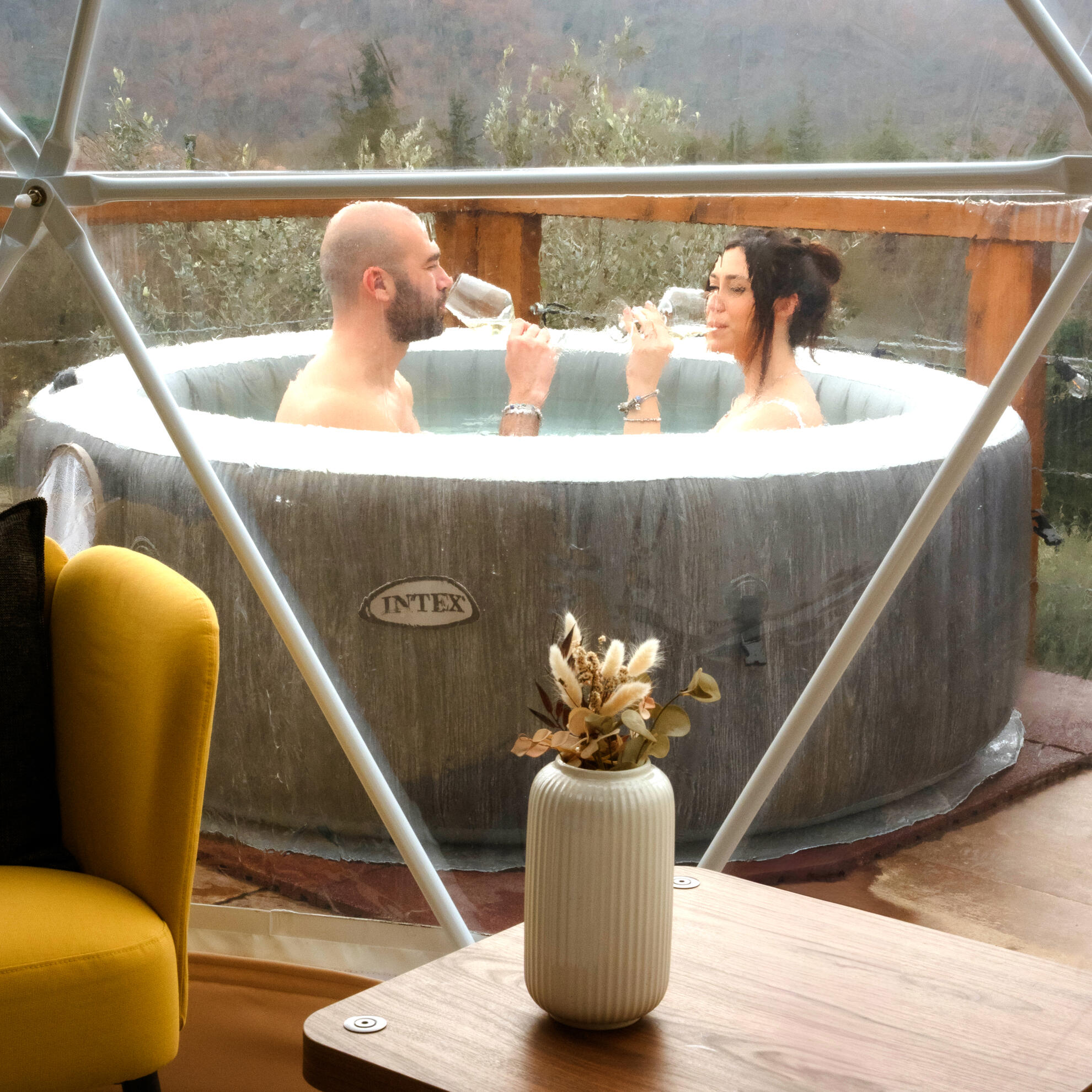 Degustazione vini glamping toscana Bolla trasparente degustazione vini